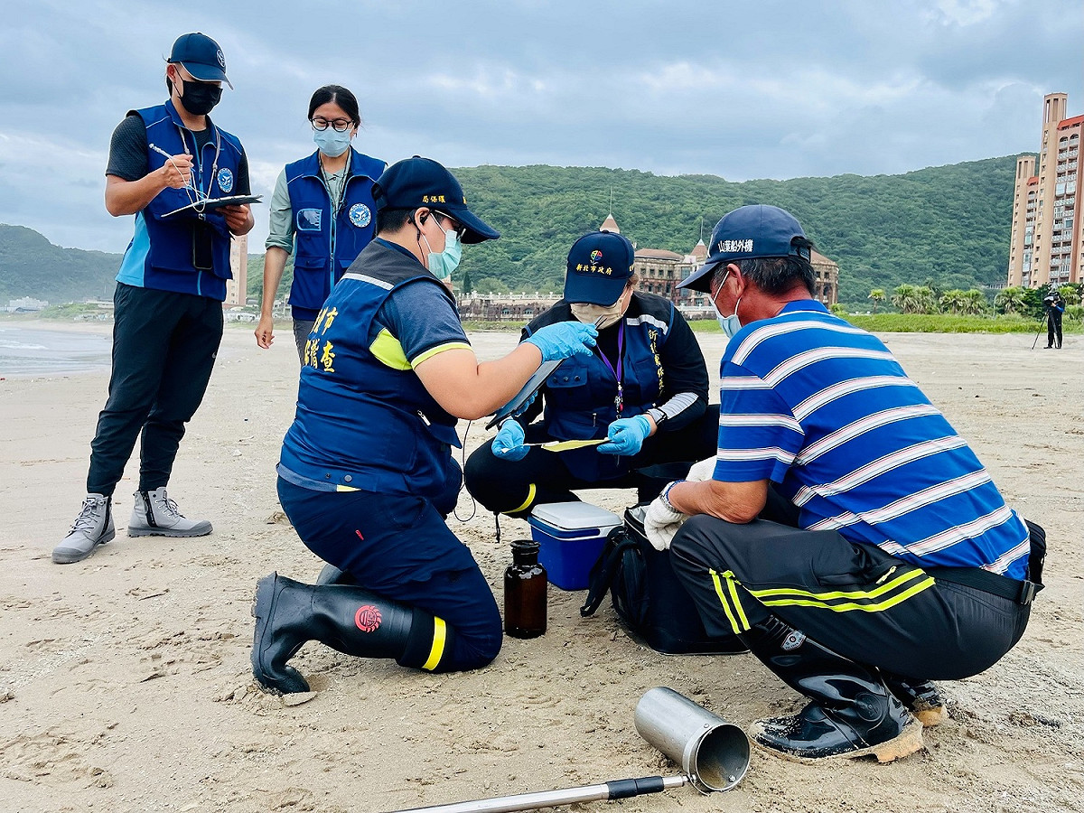 稽查人員進行採樣並與海洋保育員、船方代表說明稽查情形。 圖：新北市環保局提供