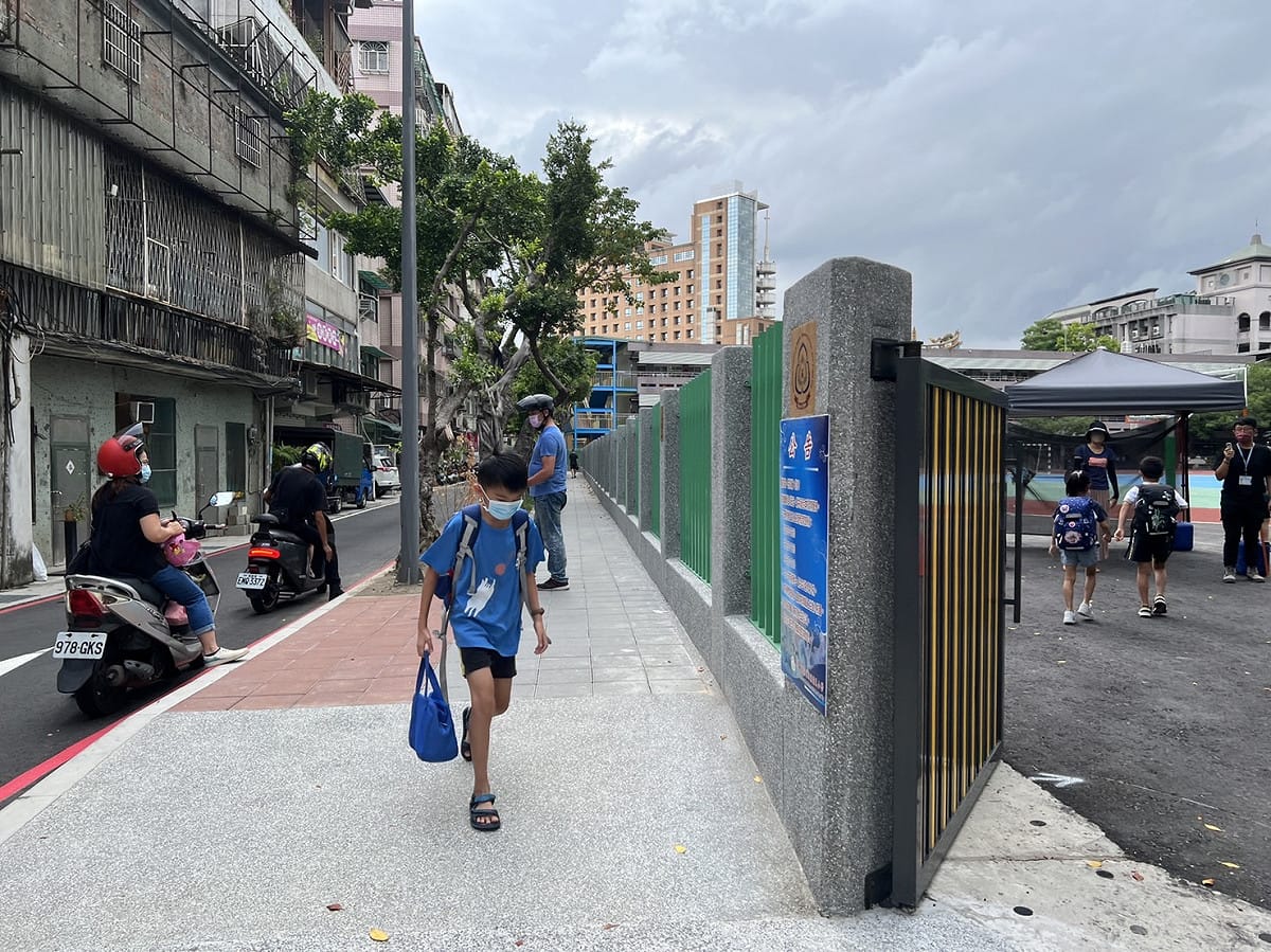 新北市百年老校新莊國小的老舊圍牆，圖為改建前的情形。 圖：新莊國小提供