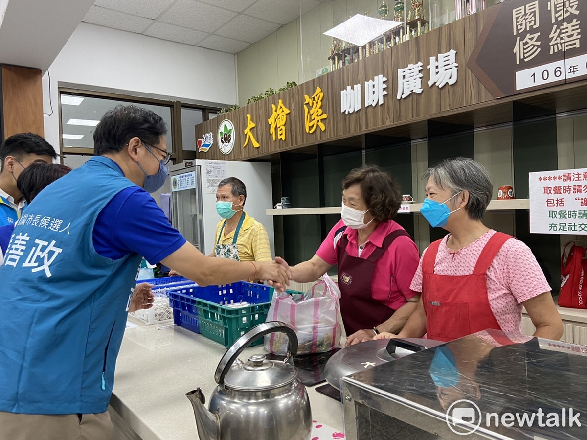 張善政到大檜溪社區發展協會與社區民眾話家常。 圖：林昀真／攝