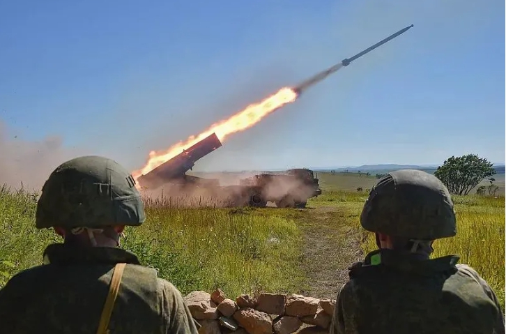 俄軍對烏軍發射火箭彈。 圖 : 翻攝自澎派影像
