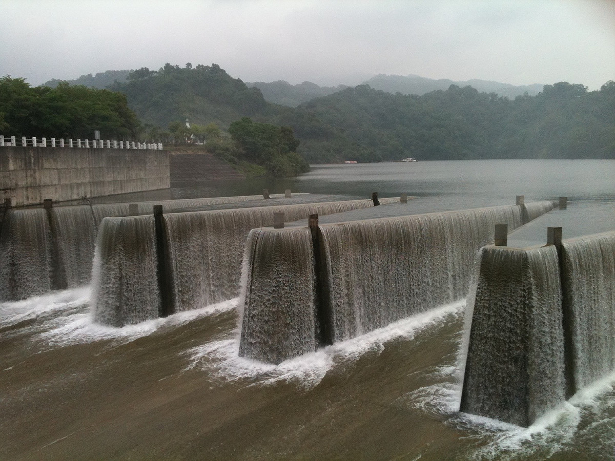 今年9月6日鱺魚潭水庫再現自然溢流的美景。近日共伴效應再帶來降雨，水情狀況穩定，預計到明年春節前供水無虞。 圖：葉宜哲／攝（資料照）