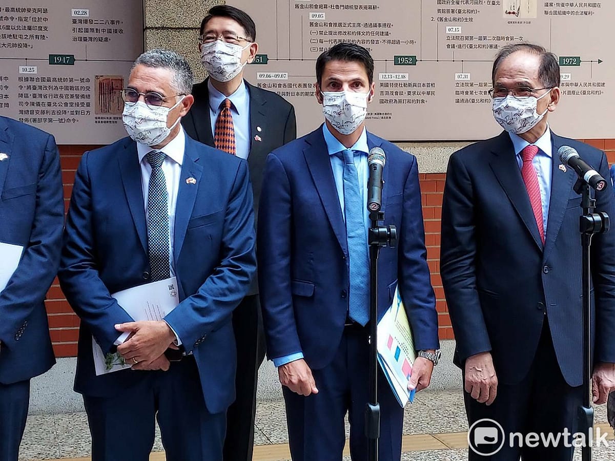 法國參議院歐洲事務委員會副主席貝勒發(圖中)率團訪台。 圖：陳佩君／攝