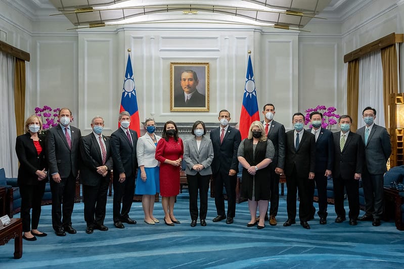 蔡英文總統今（8）日接見美國國會規模最大的「美聯邦眾議院軍事委員會『情報暨特種作戰』小組副主席莫菲（Stephanie Murphy）訪問團」。 圖：總統府提供（資料照）