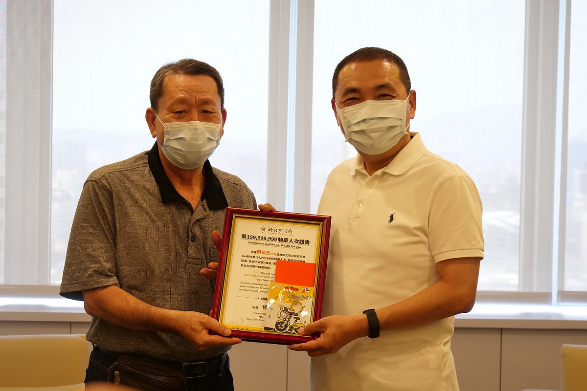 今天前來領獎的第1億9999萬9999人次是70歲的蔡先生。 圖：新北市交通局提供