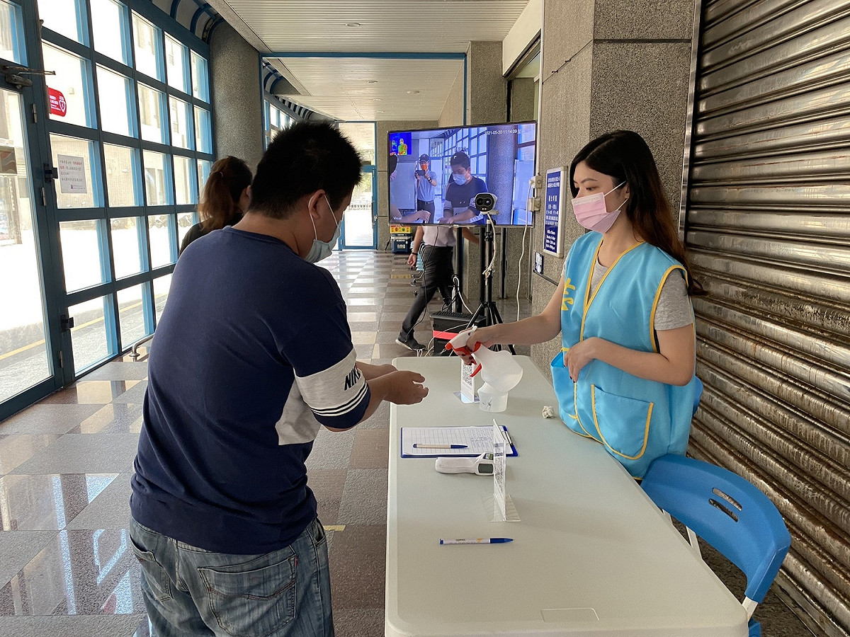 港務公司於各港客運場站均落實體溫量測及手部消毒。 圖：台灣港務公司港棧管理處／提供