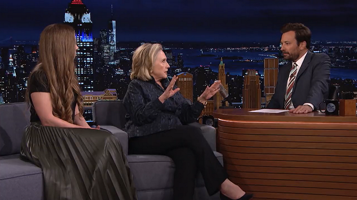 希拉蕊（Hillary Clinton）與女兒一同上節目分享瘋狂的旅行經驗。 圖: 截圖自 The Tonight Show 推特