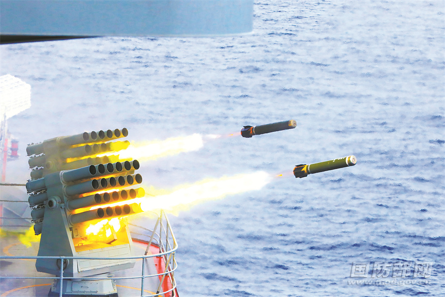 解放軍山東艦行母打擊群在南海實施實彈射擊軍演。 圖: 翻攝自中國國防部