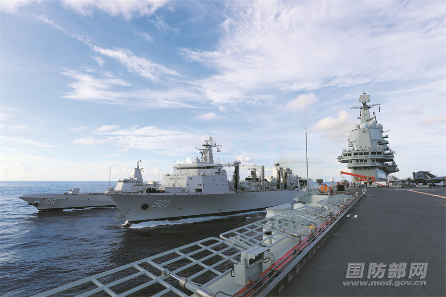 解放軍山東艦行母打擊群在南海組織航行補給訓練。 圖: 翻攝自中國國防部（資料照）