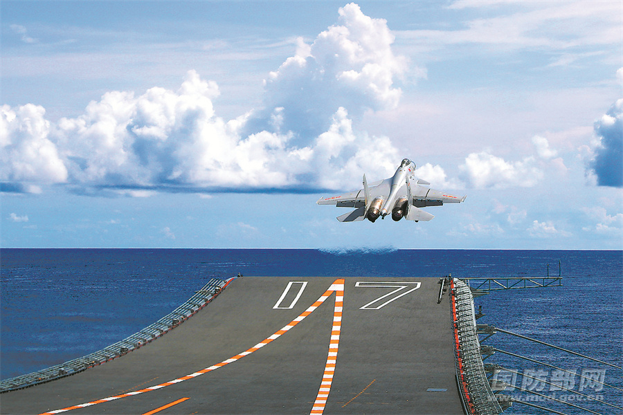 解放軍殲-15 戰機飛向天空。 圖: 翻攝自中國國防部