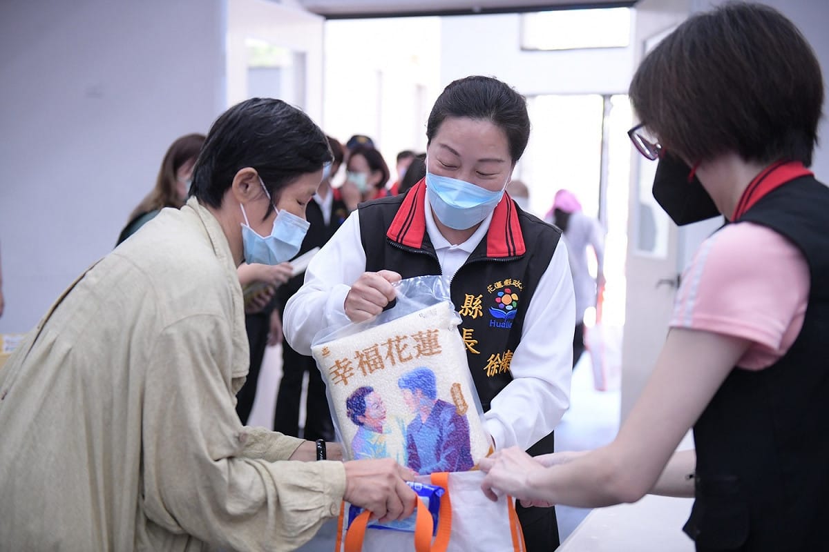 花蓮縣政府「幸福花蓮三節」發放白米等生活物資給弱勢家庭，米袋上還印著縣長的照片。 圖：取自花蓮縣政府官網（資料照）