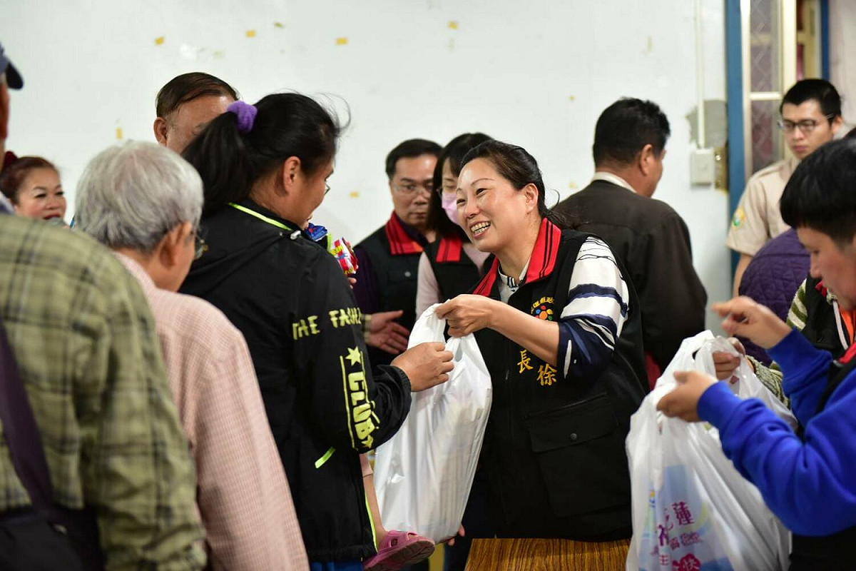 花蓮縣政府「幸福花蓮三節」發放白米等生活物資給弱勢家庭，民眾要到各公所指定時段與地點排隊領取，由縣長徐榛蔚親手發送。 圖：取自花蓮縣政府官網（資料照）