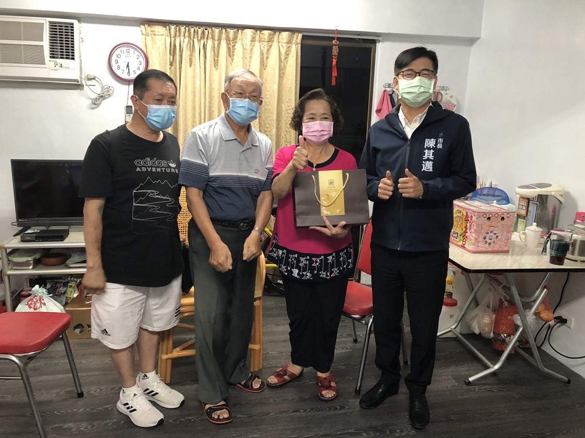 陳其邁(右一)送城中城受災戶月餅。 圖：高雄市社會局提供
