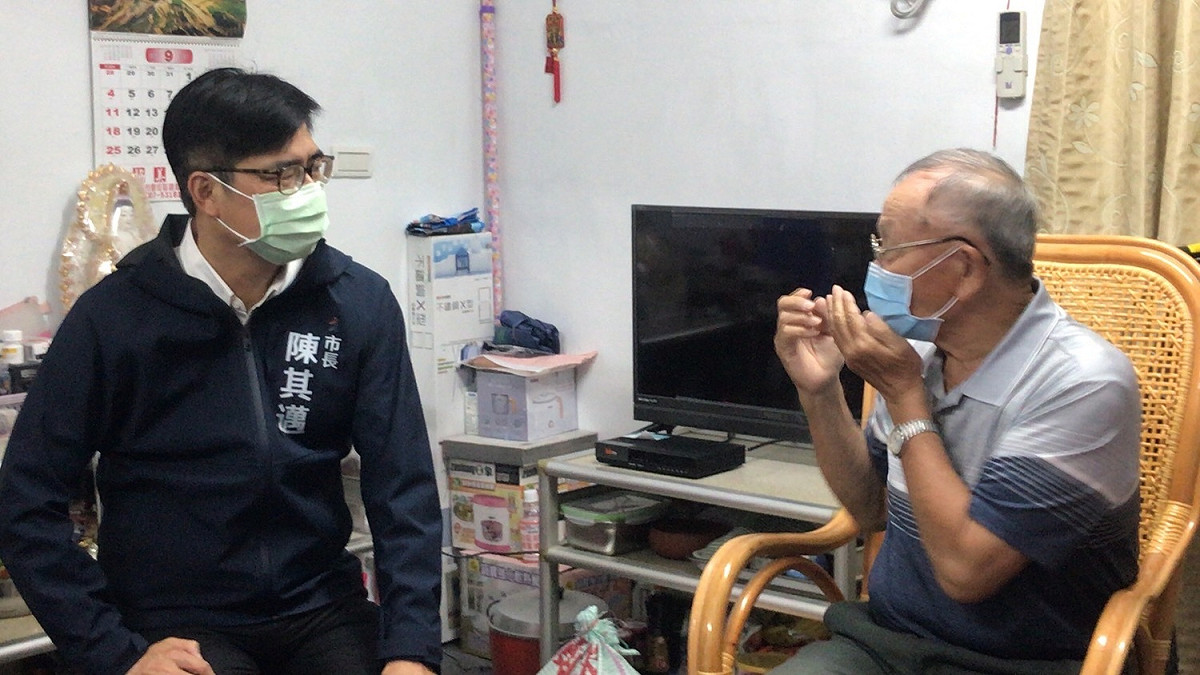 陳其邁(左)關心73歲的陳老伯。 圖：高雄市社會局提供