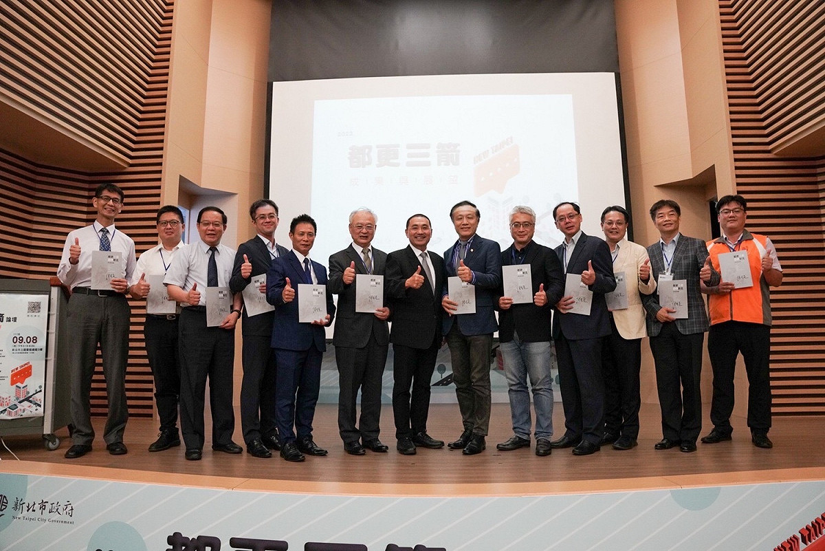 侯友宜致贈《都更三箭 翻轉新北-都市更新成果輯》予公學協會及產學代表等12位貴賓。 圖：新北市都更處提供