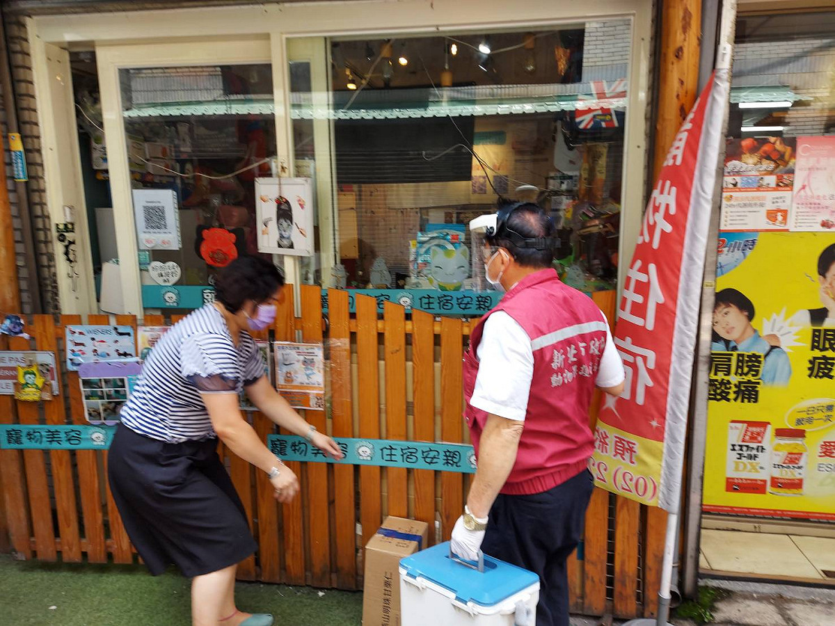 動保處協助確診者安置寵物製寵物防疫旅館。 圖：新北市動保處提供