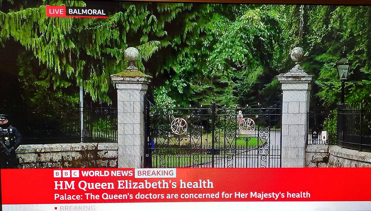 英國廣播公司（BBC）一台已中斷原有節目，改為全天候新聞直播女王情況。 圖：翻攝BBCC