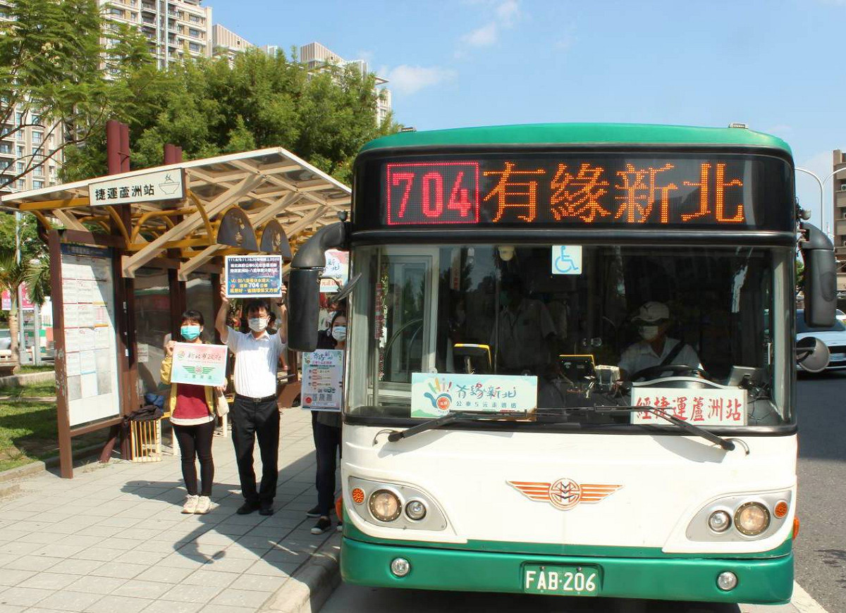 三重客運總經理李建文表示，民眾已習慣於「捷運蘆洲站」搭乘三重客運704路線前往八里左岸、渡船頭及十三行博物館等知名觀光景點參觀。 圖：三重客運提供