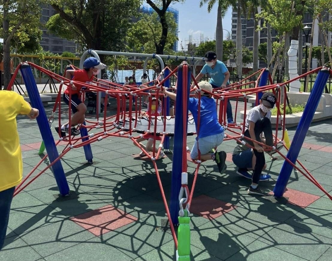 神農百草公園今天揭牌啟用，一旁的興榖國小小朋友已經迫不及待體驗公園內設置的遊戲場。 圖：新北市工務局提供