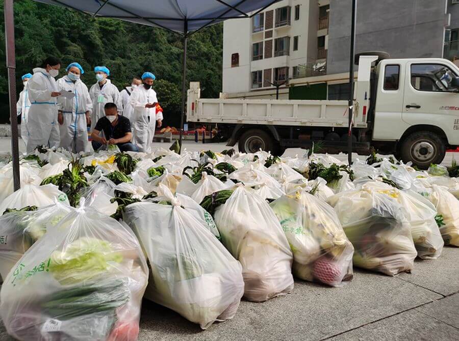 貴陽市目前進入靜默封城狀態，物資配送跟不上，民眾強烈反彈，有人被困在家中斷糧，在網路求救。 圖：翻攝微博