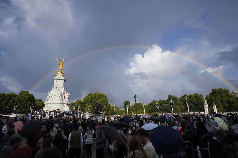 英國女王伊莉莎白二世（Queen Elizabeth II）辭世，白金漢宮外驚見雙彩虹。 圖/達志影像（美聯社）