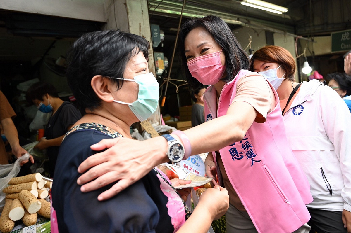 柯志恩(中)至鳳山第一市場掃街。 圖：柯志恩選辦提供