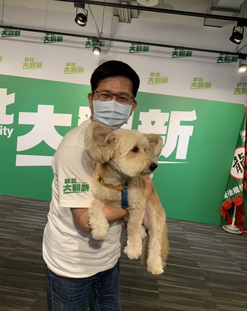 林佳龍與狗狗開心互動玩耍。 圖：林佳龍競選辦公室提供