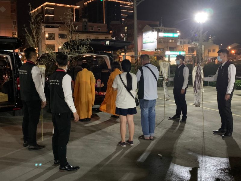 死者李女的姊姊、姊夫日前攜帶牌位回到停車場招魂。 圖：李春台/翻攝