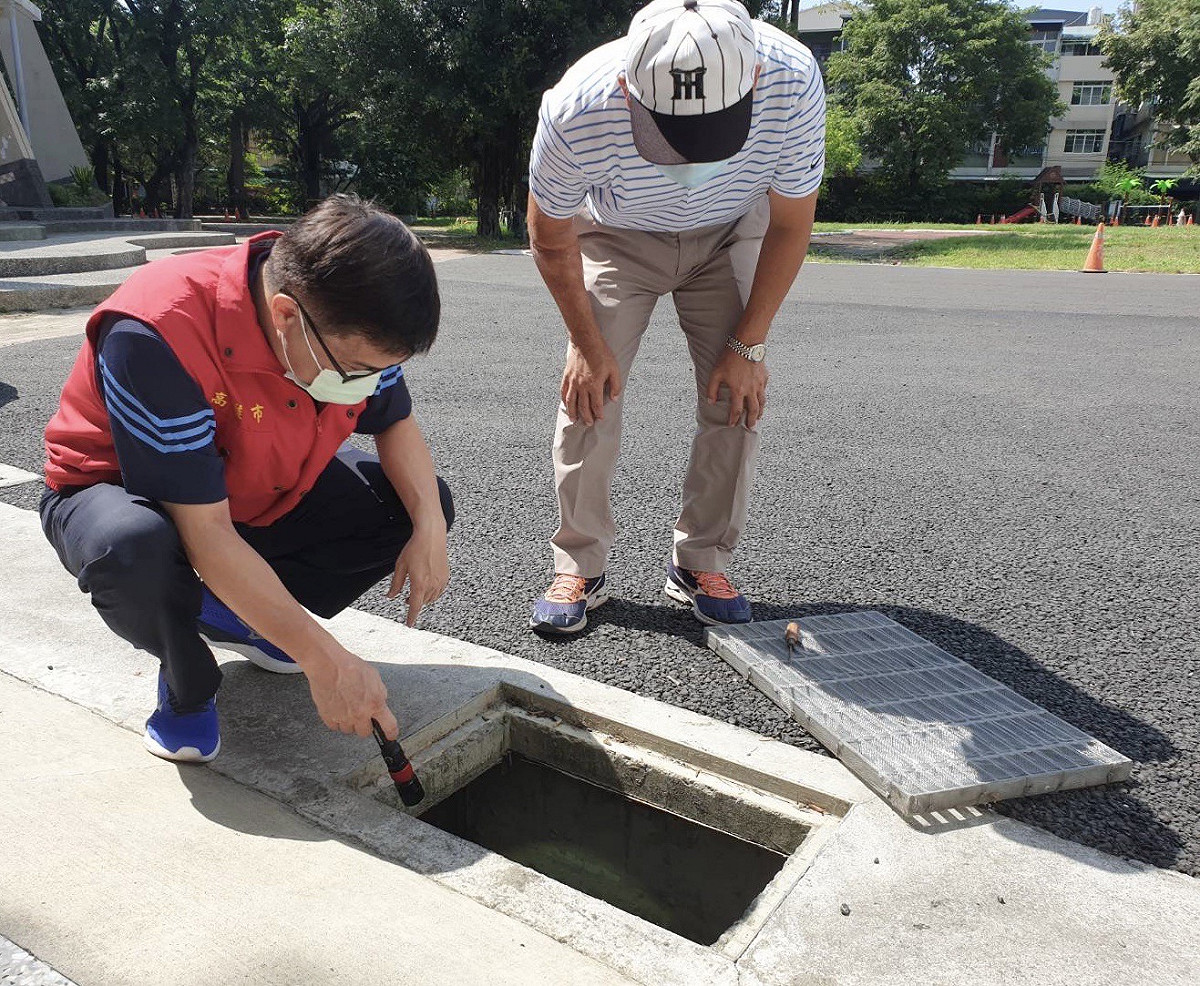 謝文斌(左)加強校園巡檢清除孳生源。 圖：高雄市教育局提供