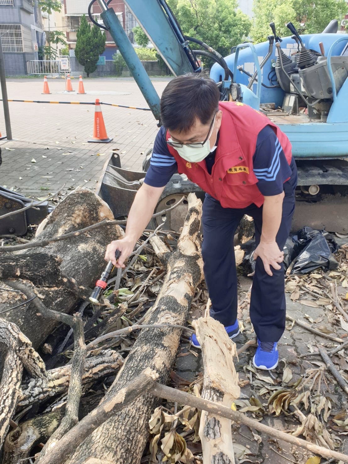 謝文斌巡檢校園環境。 圖：高雄市教育局提供