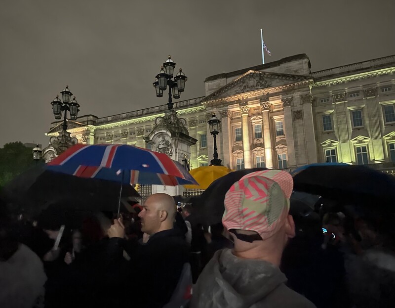英國女王辭世 白金漢宮湧入人潮。 圖：中央社
