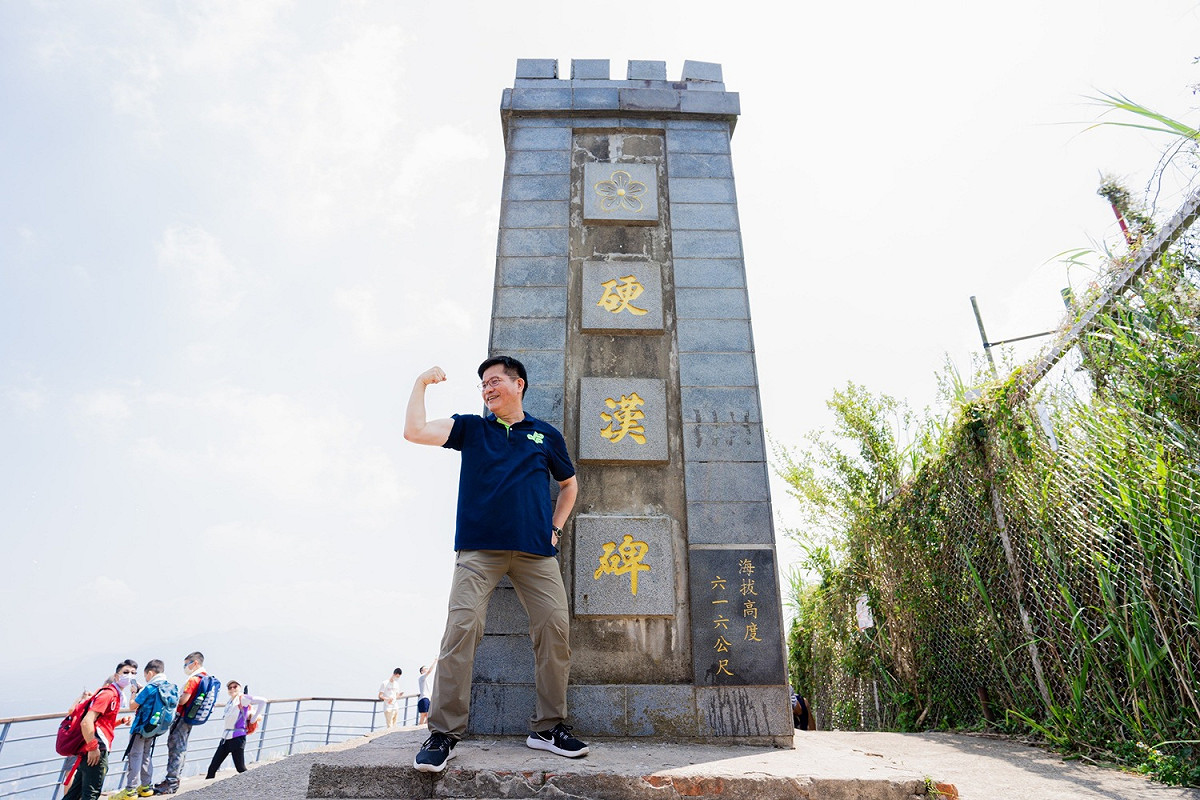 抵達硬漢嶺時，林佳龍則在現場擺出Pose，留下紀念。 圖：林競辦提供