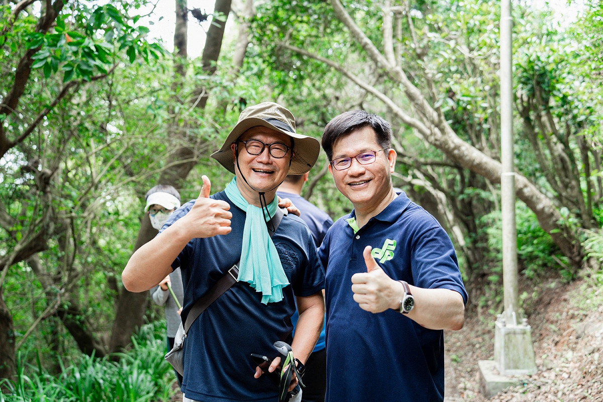 今(9)日是國民體育日，民進黨新北市長候選人林佳龍在榮譽總幹事張清芳前委員，以及多位議員陪同下，一早就來到觀音山硬漢嶺登山健行。 圖：林競辦提供
