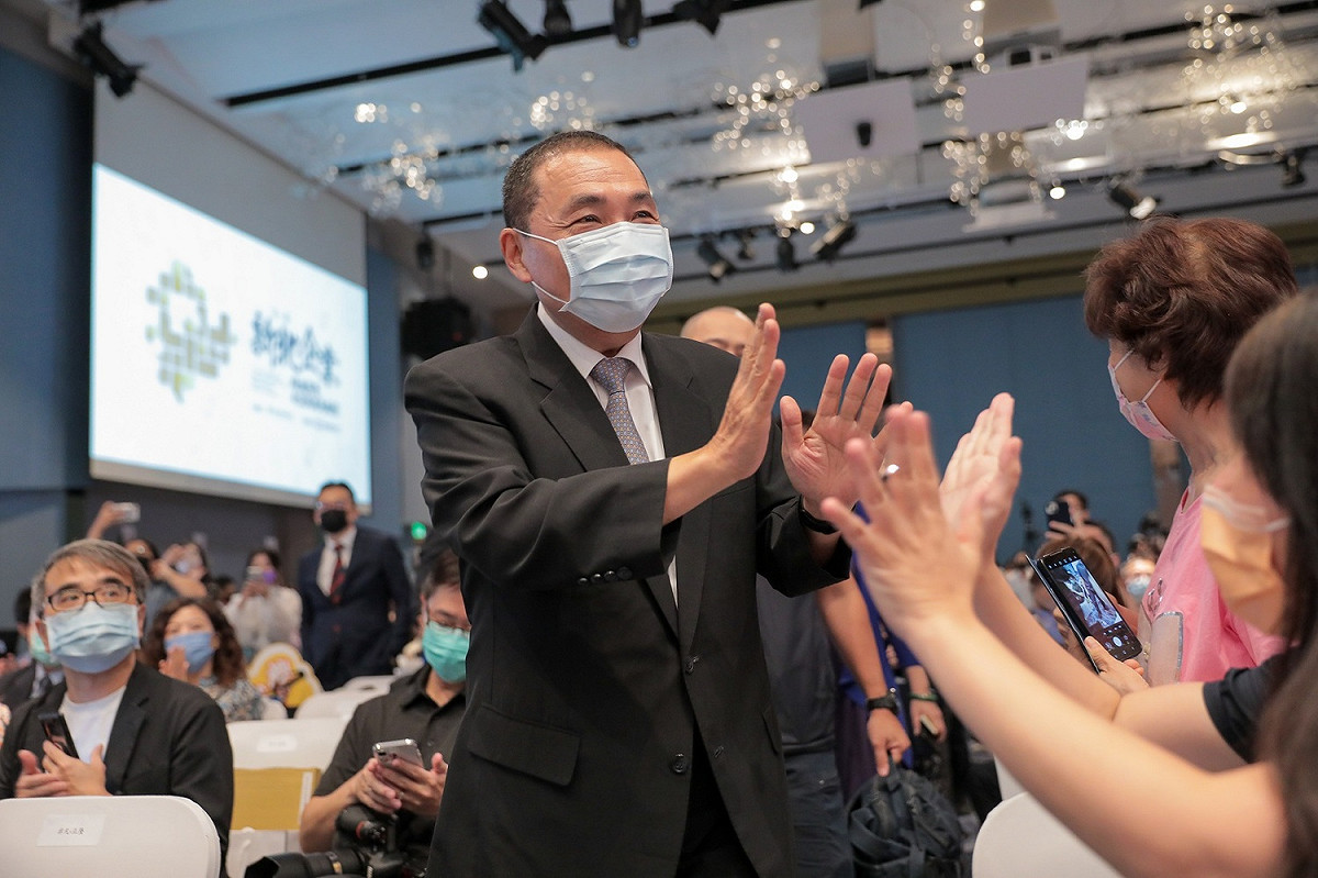 侯友宜也蒞臨現場頒發企業6大領域獎項與傑出女企業家獎，對企業長期深耕新北給予肯定。 圖：新北市經發局提供