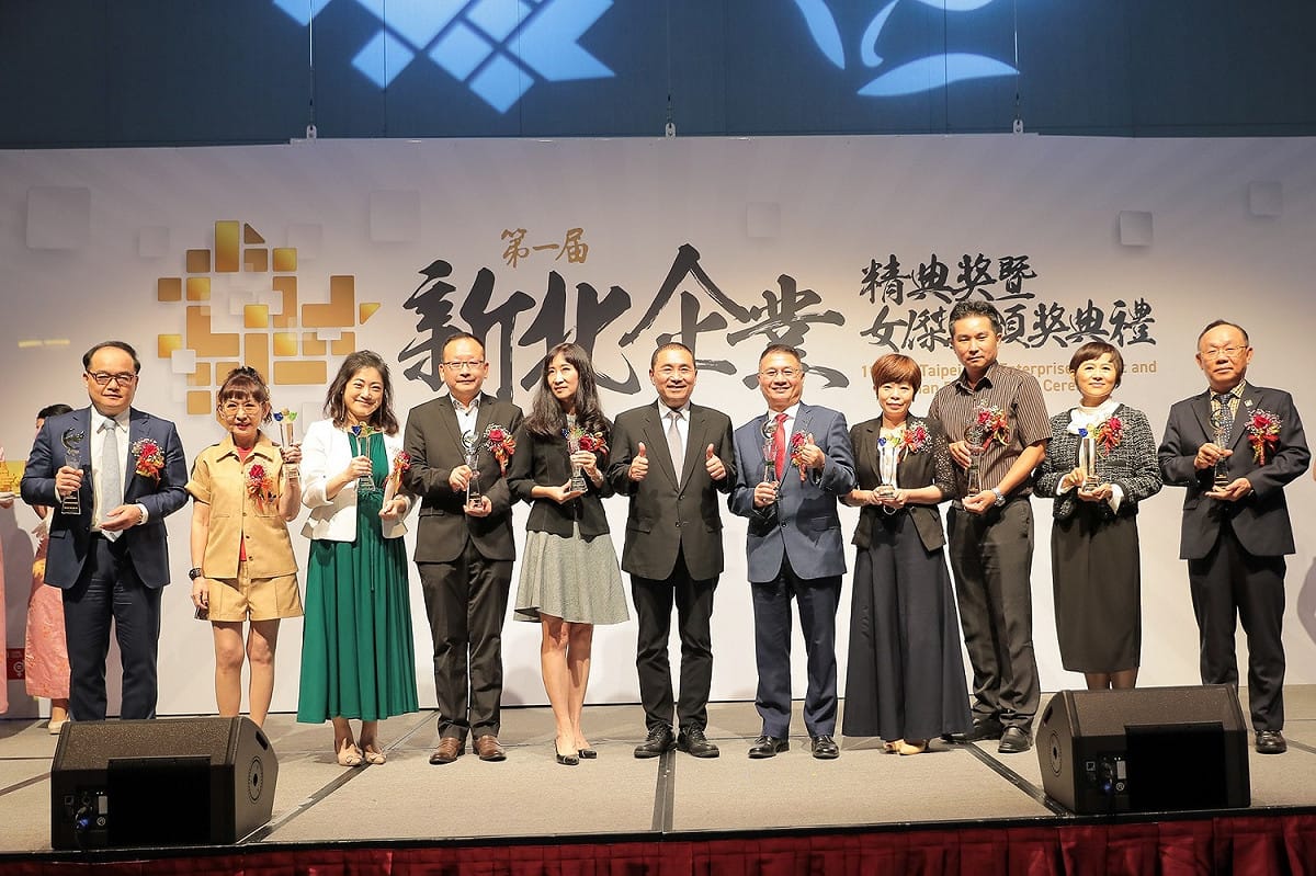 侯友宜與新北女節獎得主及所屬企業合影。 圖：新北市經發局提供