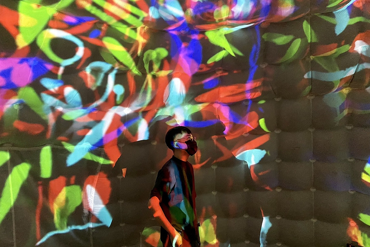 民眾欣賞「煙花宇宙數位音像工作室」《詼諧 A Joke》。 圖：新北市文化局提供