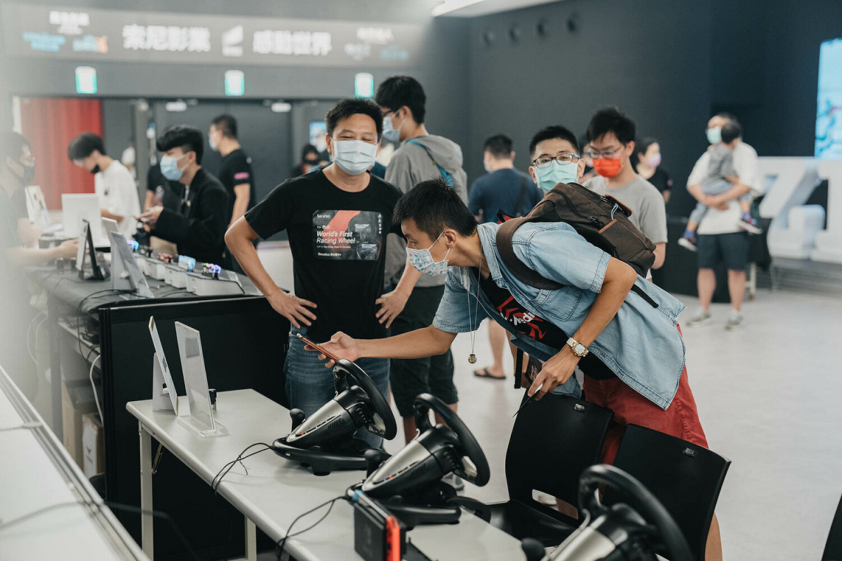 今年首次結合電競博覽會，邀請新北電競、體感科技業者設展，供民眾現場體驗刺激的賽車、AR擴增實境等遊戲。 圖：新北市經發局提供
