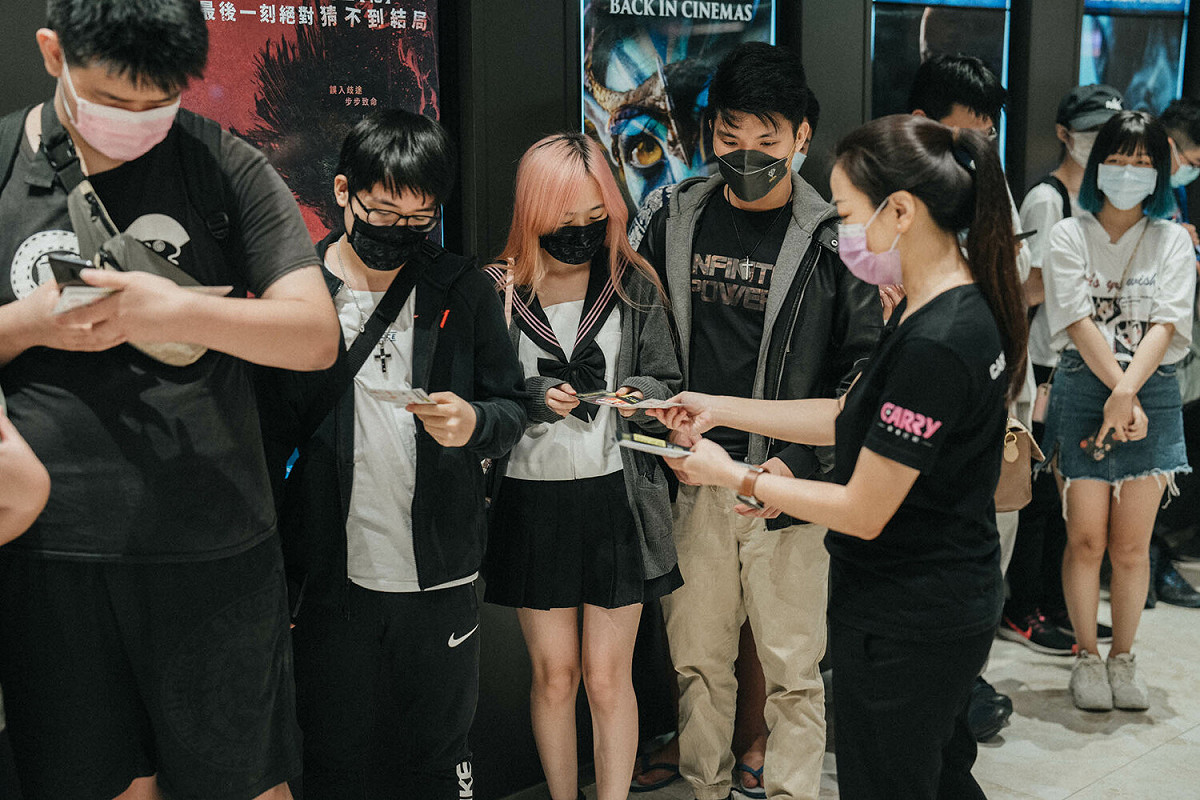 民眾穿戴與電競遊戲相關的服飾，可免費體驗宏匯廣場VR虛擬實境遊樂園等多項遊戲設施。 圖：新北市經發局提供