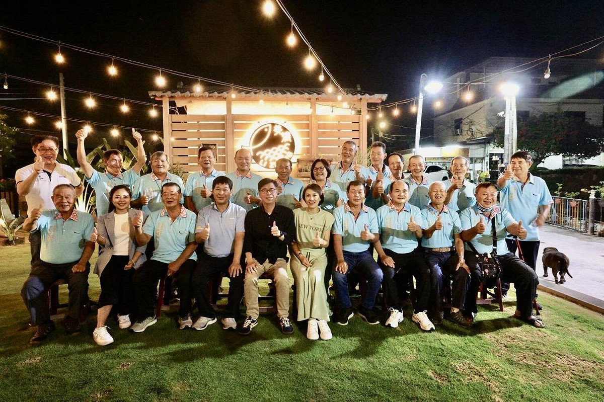 陳其邁走訪大旗美地區關心農村再生，與美濃19里里長座談，與會里長表示將成立挺邁後援會，力挺陳其邁連任。 圖：民進黨高雄市黨部提供