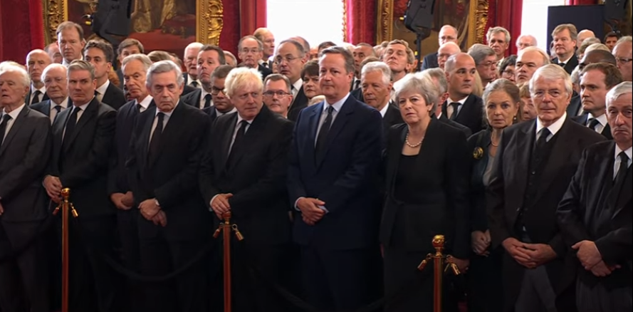 歷任英國首相皆出席查爾斯三世的登基會議，包含強生、梅伊、卡麥隆與布朗等人。 圖:翻攝自The Royal Family Youtube
