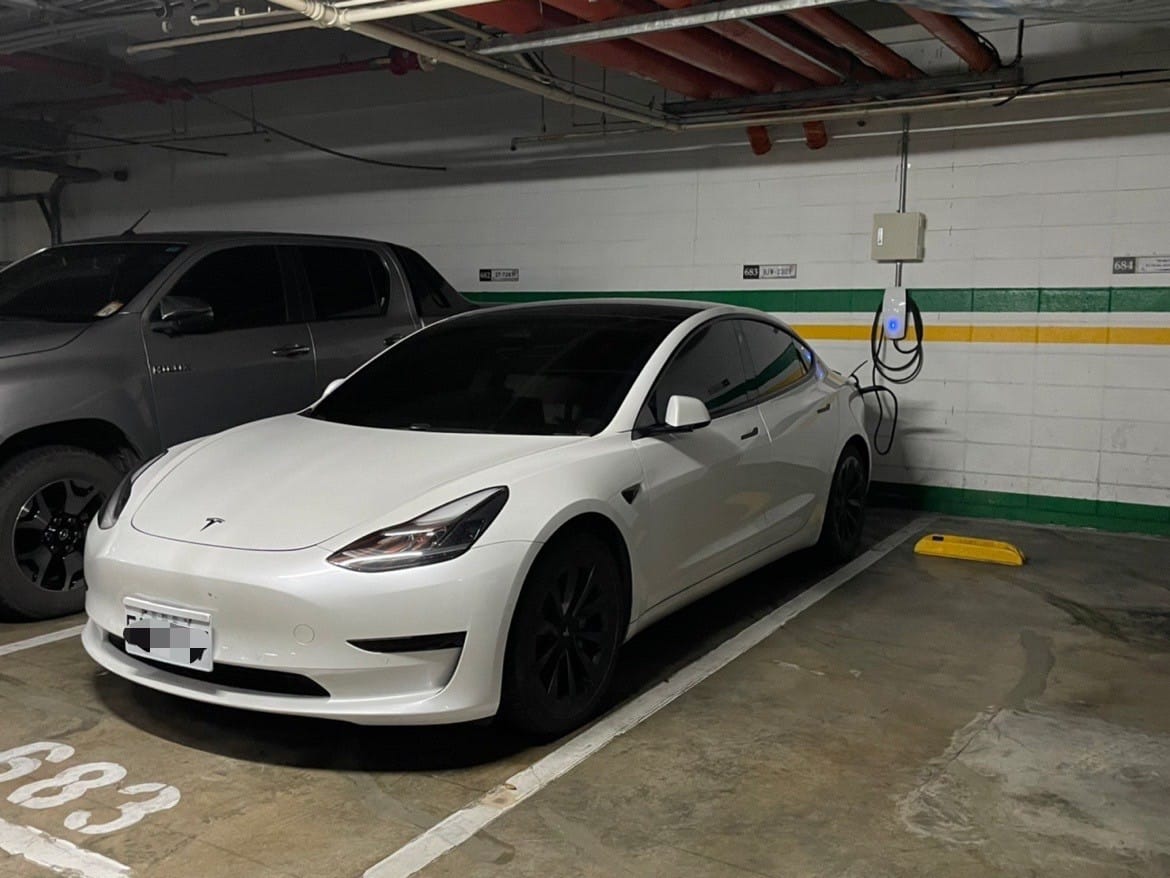 新北市政府今年首度將設置充電設備等節電環保效能社區，納入評分加分項目，此圖為得獎大型社區-日勝幸福站A6東區地下停車場畫面。 圖：新北市工務局提供
