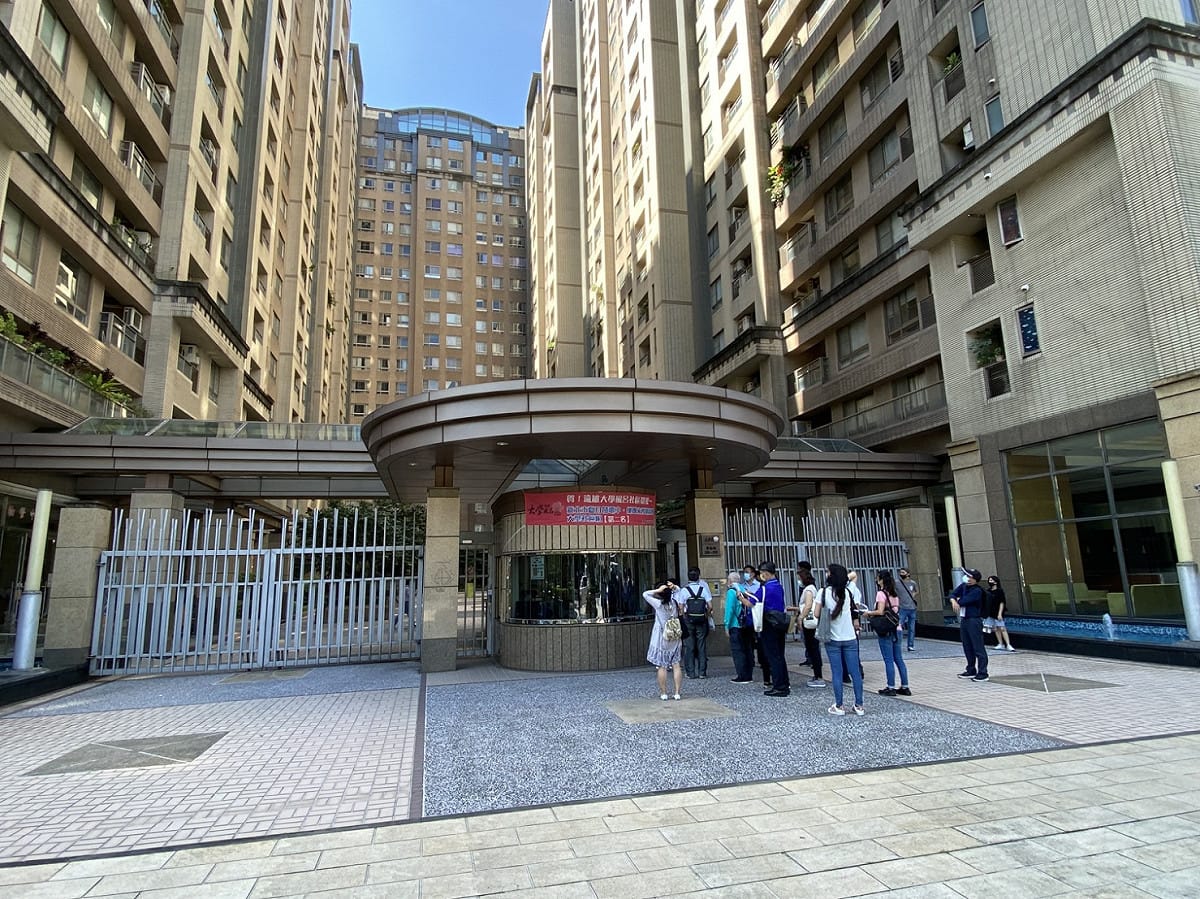 新北市公寓大廈評選結果揭曉，在110家社區激烈角逐下，共41家社區雀屏中選，此圖為獲得幸福安居金質獎-風華再現組的遠雄大學風呂，社區同時也設置充電樁為環保盡一份心力。 圖：新北市工務局提供
