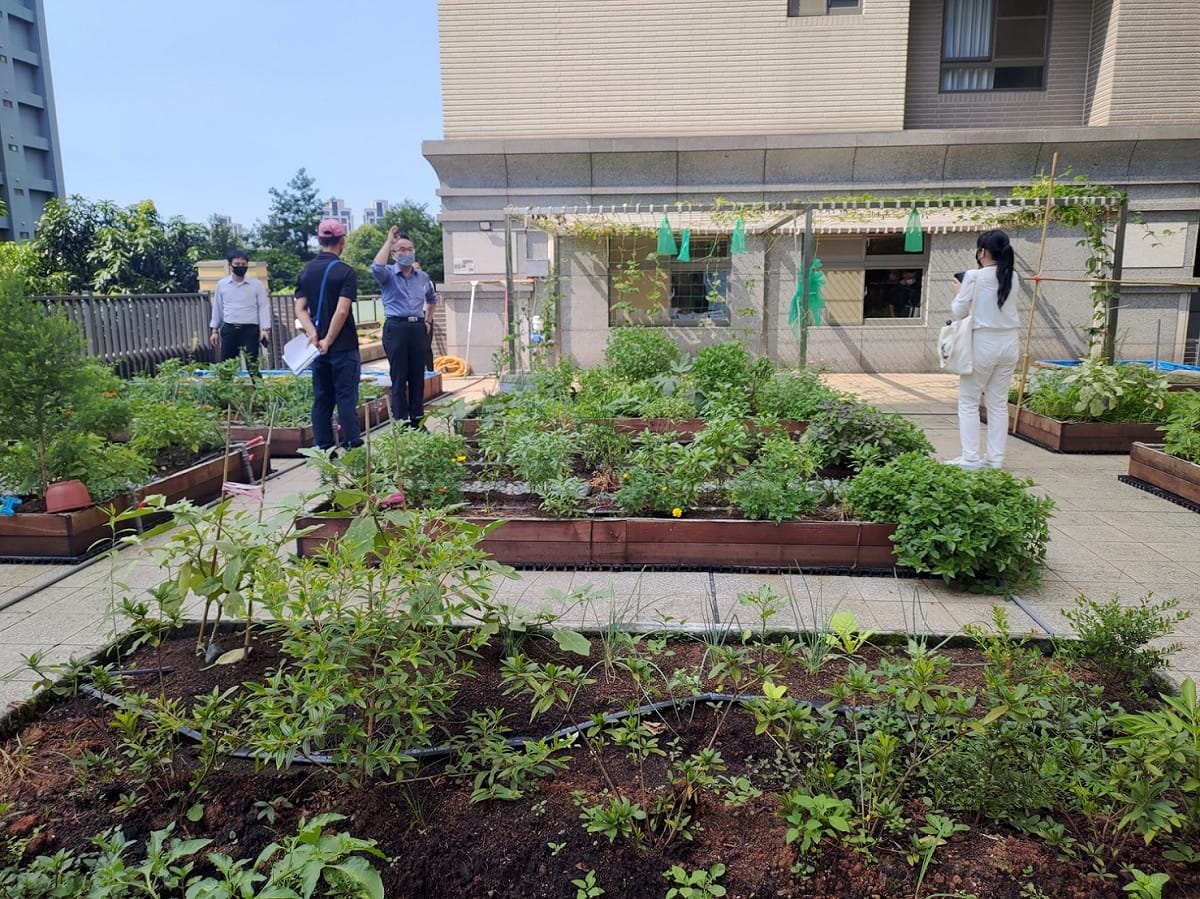 新北市公寓大廈評選結果揭曉，在110家社區激烈角逐下，共41家社區雀屏中選，此圖為獲得幸福安居金質獎-大型社區組的的日勝幸福站A6東區，社區同時也設置充電樁為環保盡一份心力。 圖：新北市工務局提供