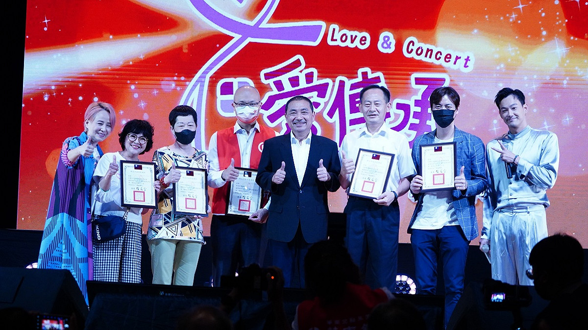 侯友宜親臨「愛傳承關懷演唱會」會場感謝台灣優質生命協會及眾多協辦單位，並致贈感謝狀表彰熱心公益及社區送暖。 圖：新北市文化局提供