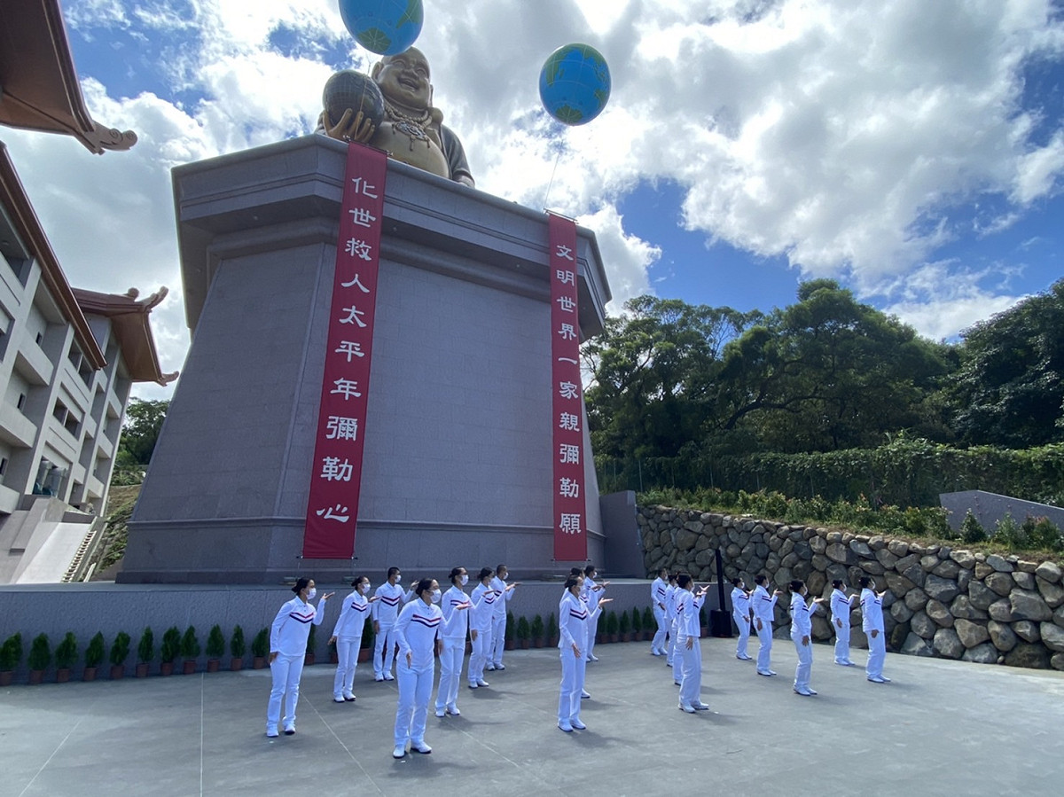 殿外彌勒佛總高30尺，由150片青銅拼接而成。 圖：新北市民政局提供