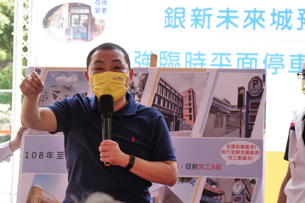 侯友宜今(10)日主持銀新未來城預定地自強臨時平面停車場啟用典禮。 圖：新北市交通局提供