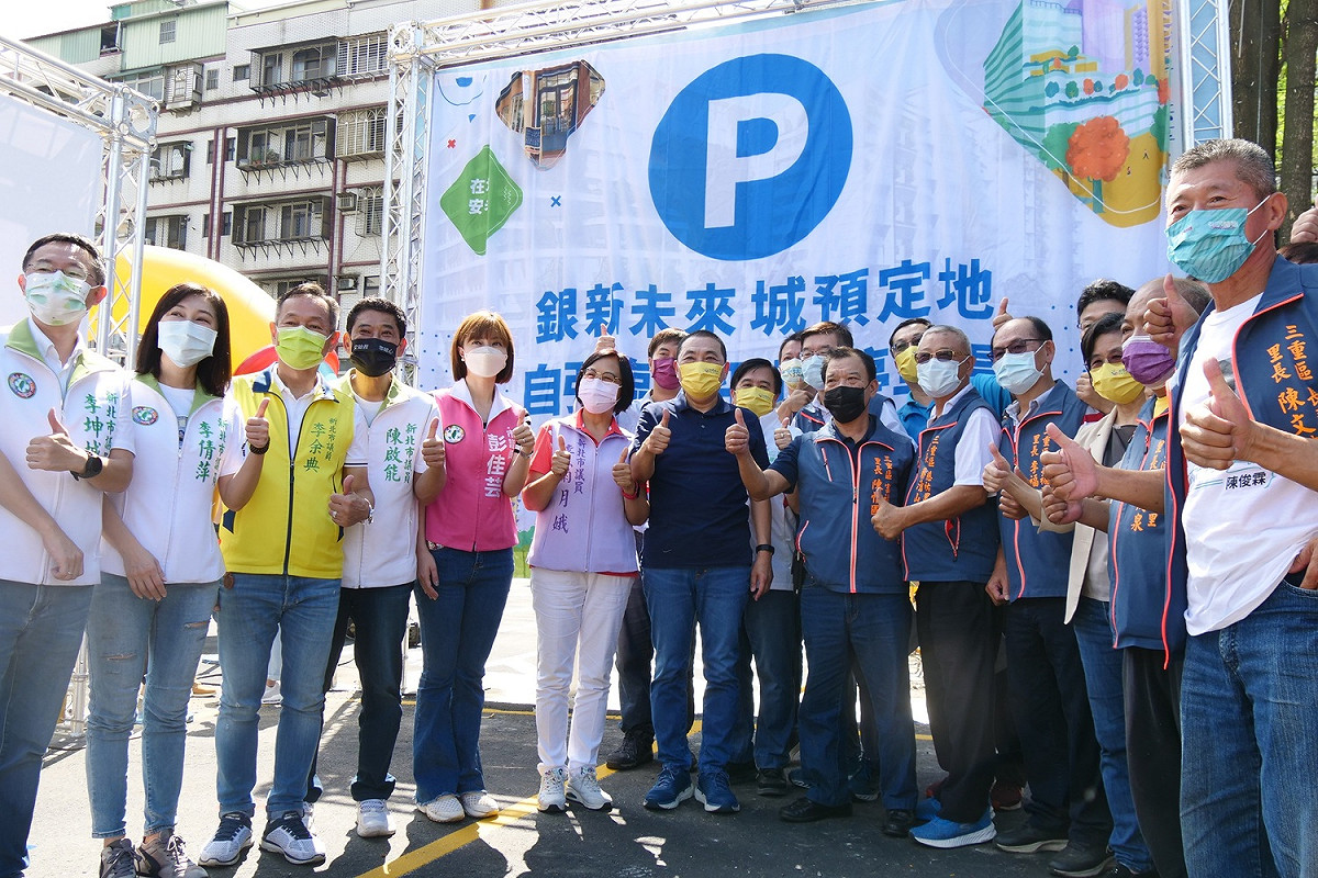 銀新未來城預定地自強臨時平面停車場免費停車一個月。 圖：新北市交通局提供