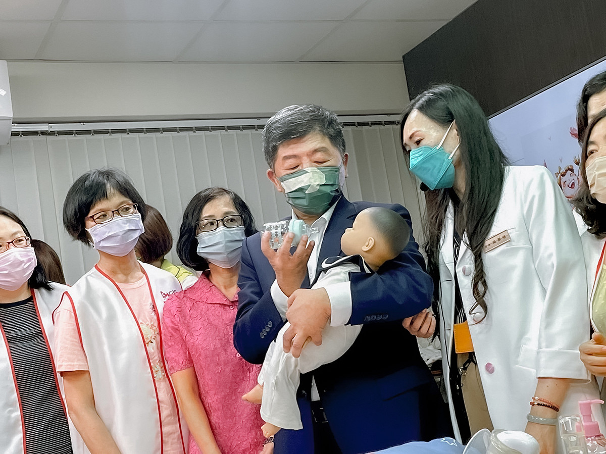 陳時中於活動中餵嬰兒喝奶的動作遭王鴻薇批評恐危害幼童脆弱頸椎，更諷刺他經歷偷窺影片後，力拼扭轉形象，「無論再怎麼靠包裝，果然還是沒辦法對自己說謊」。 圖：擷自陳時中臉書