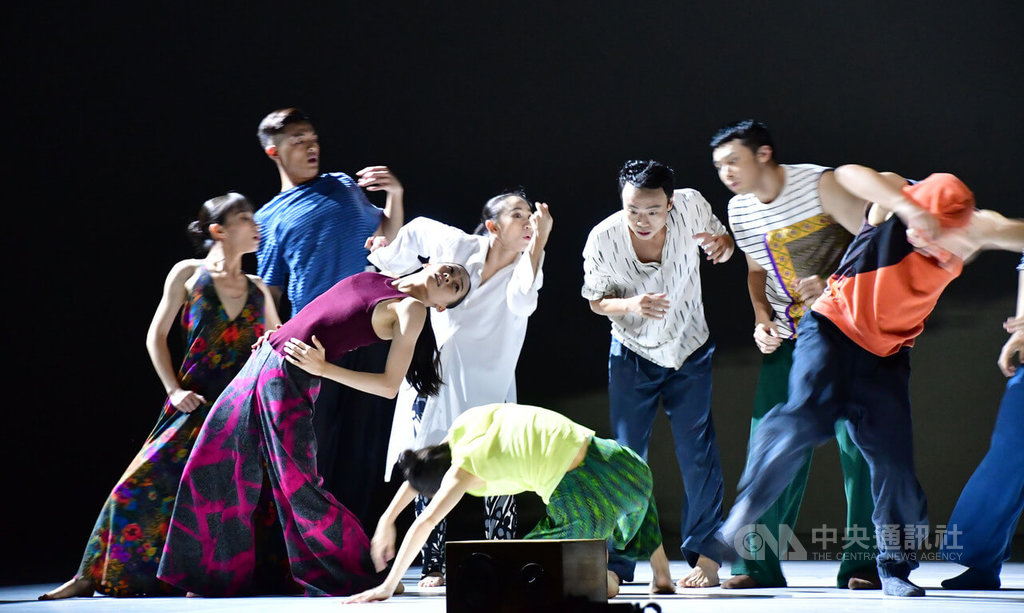 睽違12年再度來到彰化縣，雲門舞集戶外公演10日中秋夜在縣立體育場登場，由藝術總監鄭宗龍帶來全新舞作「霞」，盼藉演出鼓勵民眾面對未來挑戰。 圖：中央社提供