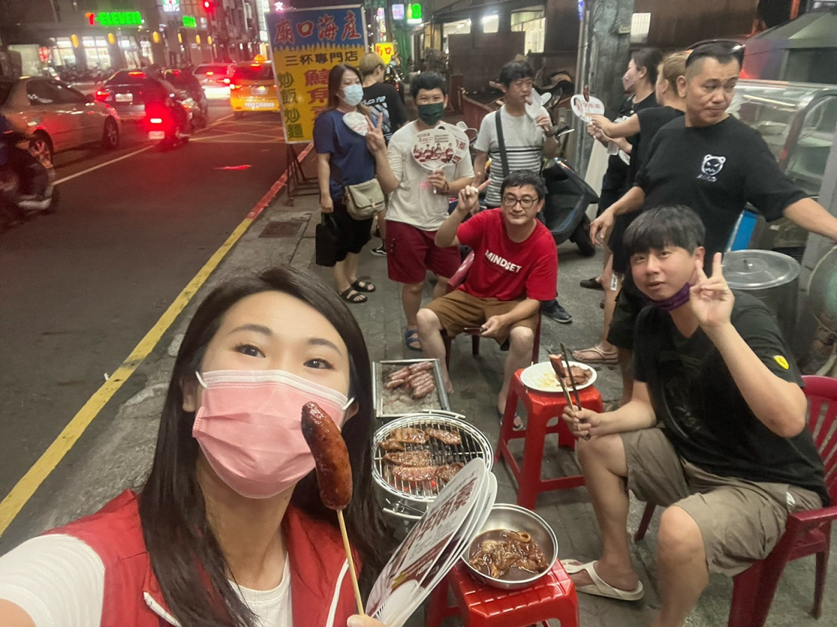 李雨蓁(左一)中秋節拜票到處被餵食。 圖：李雨蓁提供