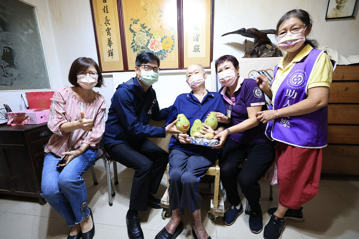 陳其邁(左二)送月餅、柚子給獨居長輩。 圖：高雄市政府提供